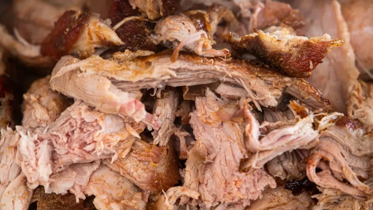 Saftiges, zartes pulled pork texas style, mit knusprigen Rändern und feinen Fasern. Ein Fest für Fleischliebhaber!