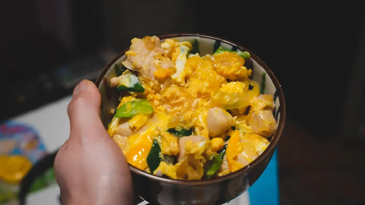 Schüssel mit Oyakodon, einem japanischen Gericht mit Huhn und Ei, perfekt für ein schnelles Oyakodon Rezept.