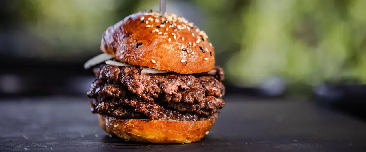 Saftige Smash Burger mit doppelt Fleisch und Sesambrötchen. So sehen die perfekten Smash Burger aus!