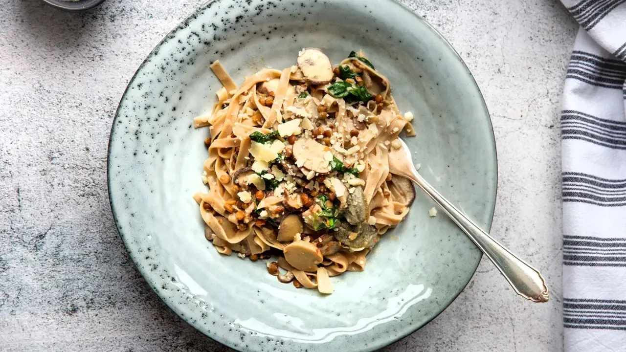 Herzhaftes Linsen Pilz Ragout mit Bandnudeln, garniert mit Parmesan. Ein Genuss für jeden Tag.