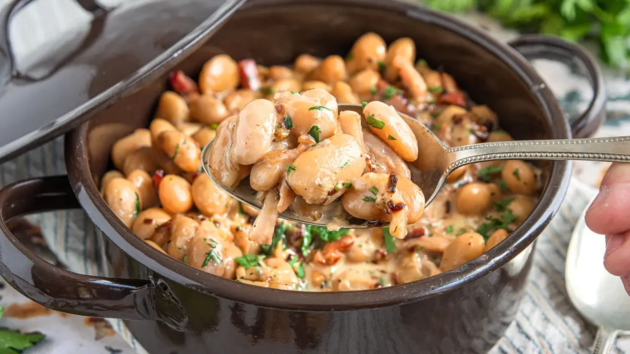 Cremige dicke Bohnen frisch aus dem Topf, ein köstliches Rezept für ein herzhaftes Gericht.