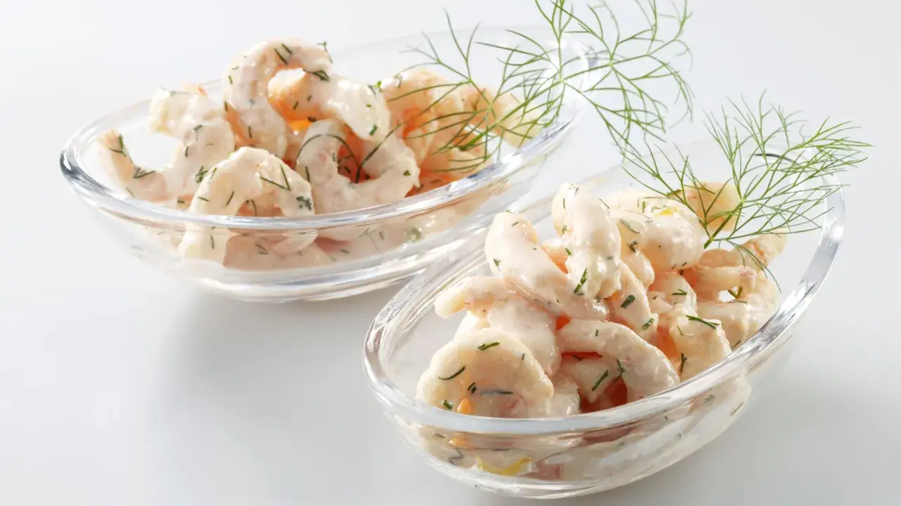 Zwei Schalen mit cremigem Krabbensalat, garniert mit Dill. Ein Fest für die Sinne, der beste Krabbensalat!