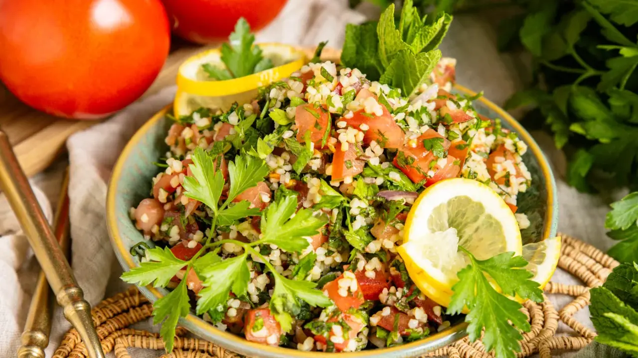 Frischer Tabbouleh Salat, ein authentisches Rezept, garniert mit Petersilie und Zitrone. Perfekt für ein leichtes Mittagessen.
