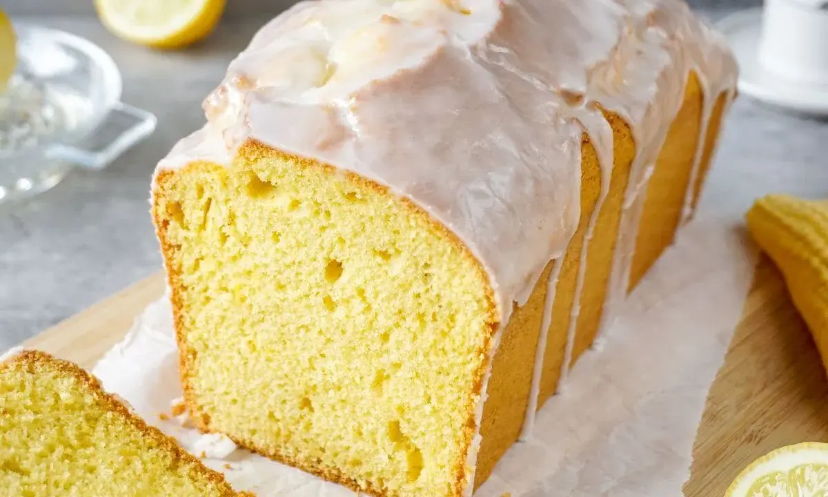 Saftiger Zitronenkuchen mit Zuckerguss, perfekt für ein einfaches Zitronenkuchen-Rezept.