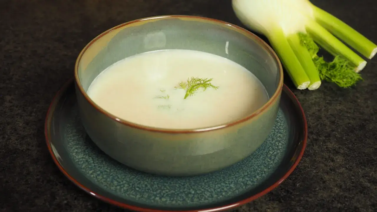 Cremige Fenchelsuppe, garniert mit Fenchelgrün. Ein köstliches Rezept für eine leichte und aromatische Fenchelsuppe.