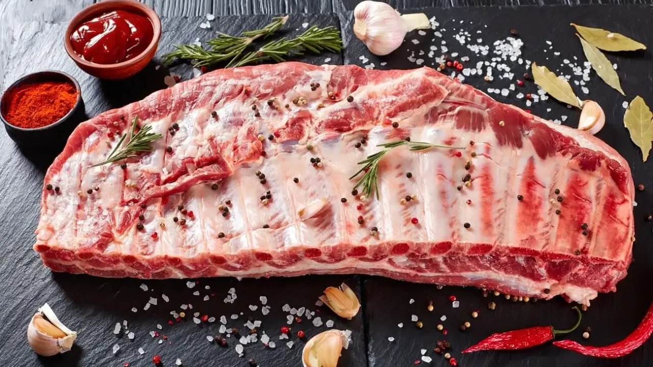 Rohe Spareribs, welches Fleisch für ein BBQ? Gewürzt mit Pfeffer, Rosmarin, Knoblauch, Chili und Lorbeer. Dazu Paprikapulver und Ketchup.