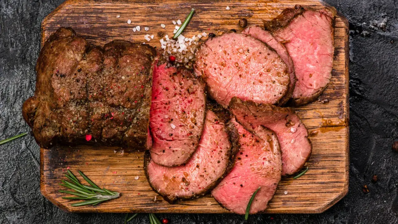Saftiges Roastbeef, perfekt gegrillt und in Scheiben geschnitten, mit grobem Salz und Rosmarin. Ein tolles Roastbeef Rezept für Genießer.
