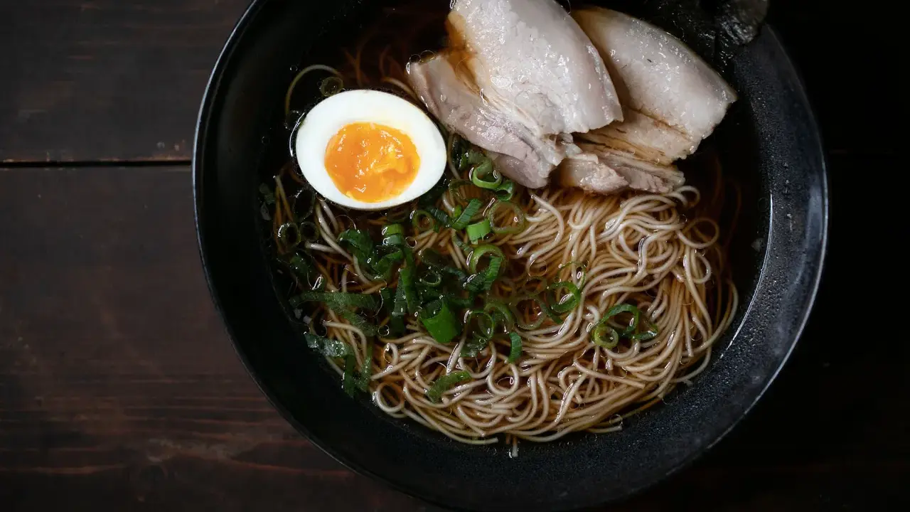 Schüssel mit Nudeln, Fleisch, Ei und Frühlingszwiebeln. Ein authentisches Ramen Rezept Original.