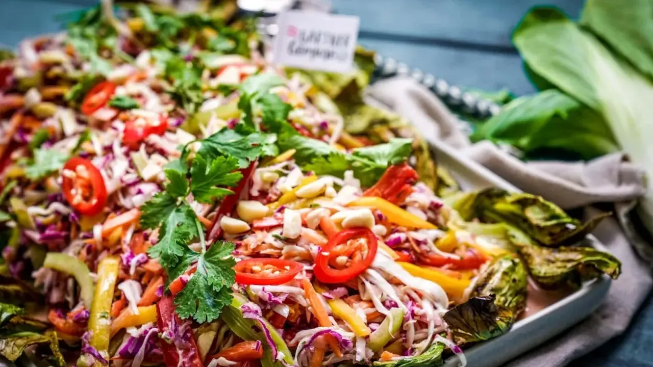 Bunter, frischer Thai Salat mit viel Gemüse, Kräutern und Nüssen. Ein Genuss für Augen und Gaumen.