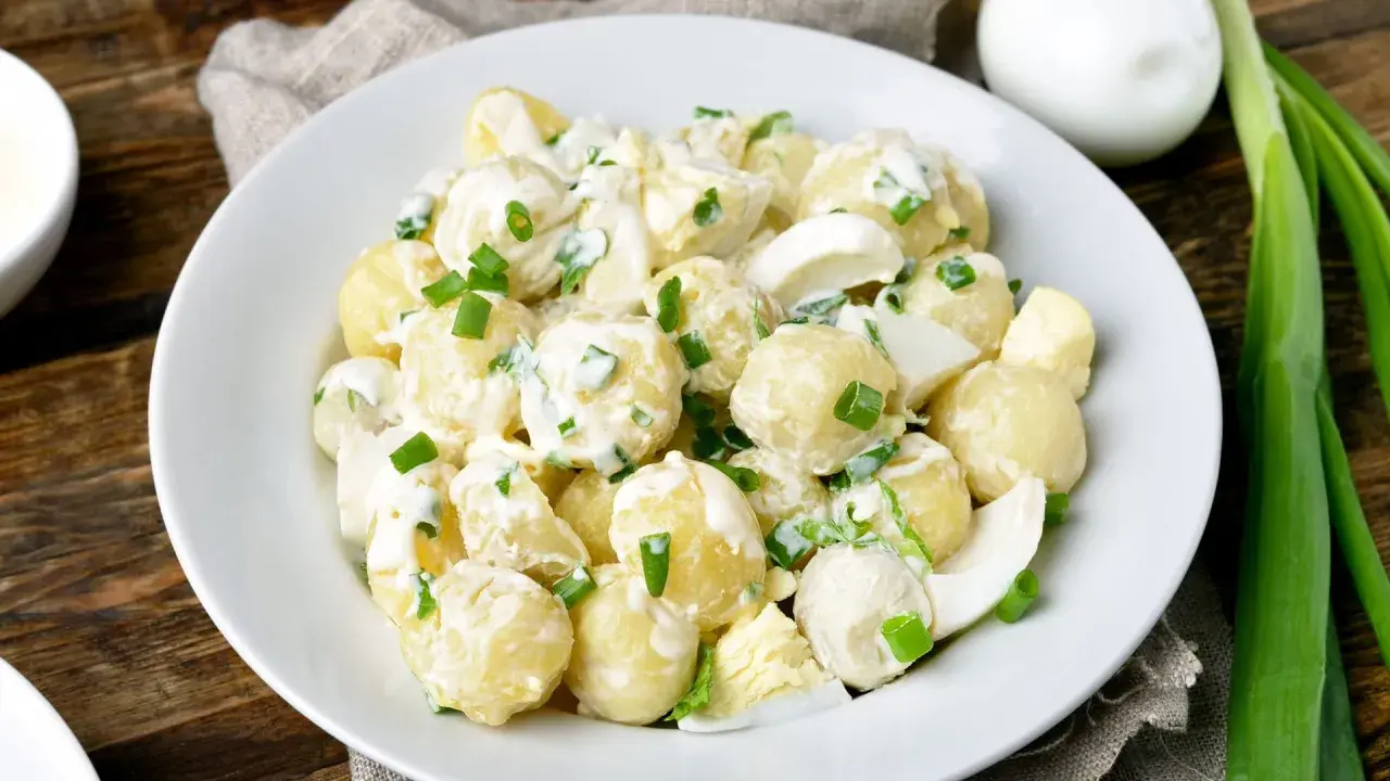 Klassischer Kartoffelsalat mit cremiger Mayonnaise, hartgekochten Eiern und frischem Schnittlauch. Ein leckeres Rezept für jede Gelegenheit.