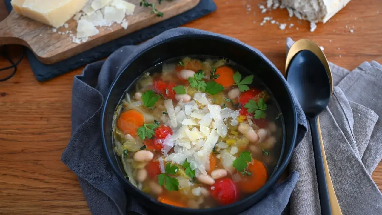 Herzhafte toskanische Bohnensuppe mit viel Gemüse, Kräutern und Parmesan.