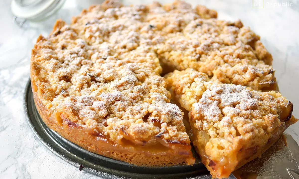 Omas weltbester Apfelkuchen, goldbraun gebacken mit knuspriger Streuseldecke und saftigen Äpfeln. Ein Stück Glück!