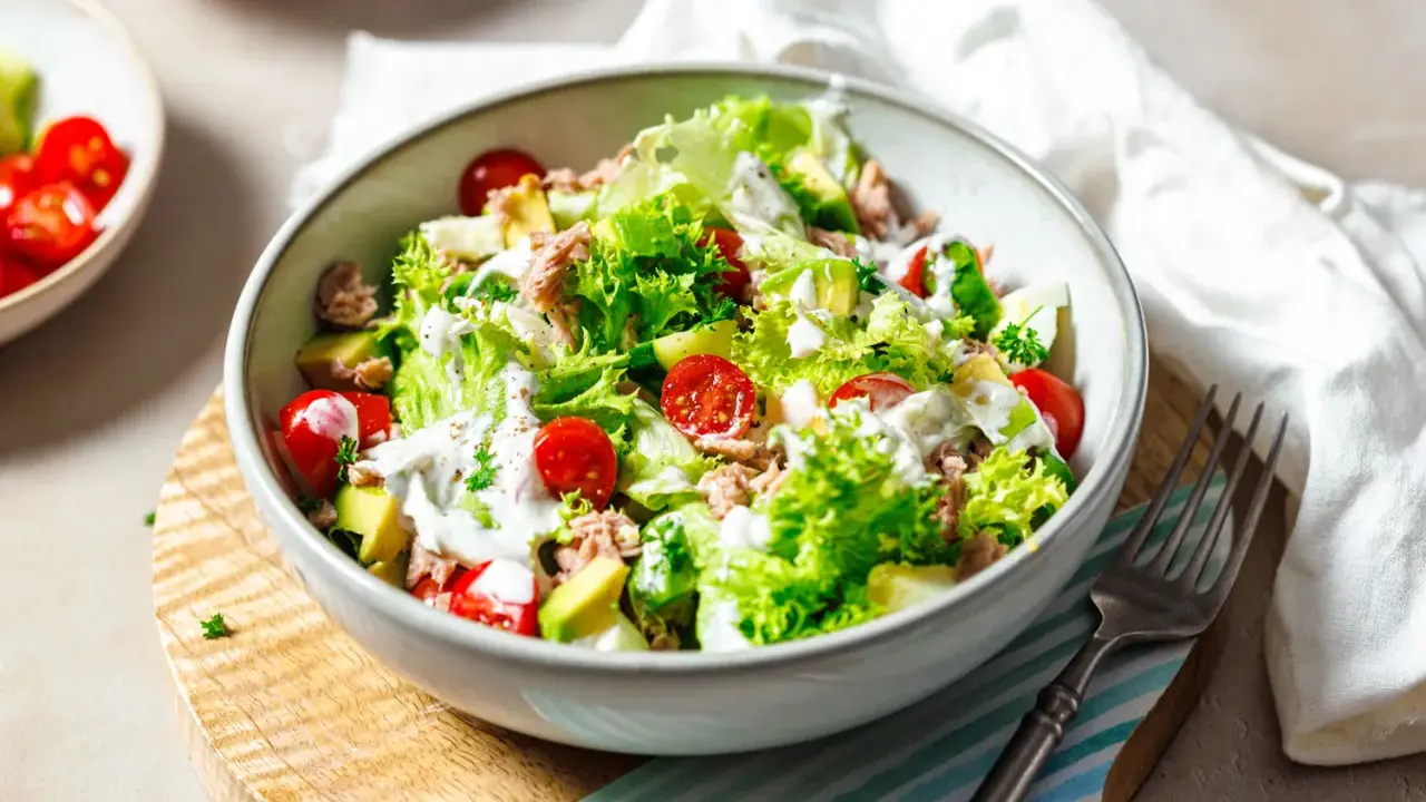 Frischer Thunfischsalat mit Avocado, Tomaten und knackigem Salat. Perfekt für leichte Thunfischsalat Rezepte.