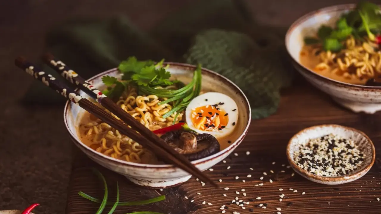 Herzhaftes vegetarisches Ramen mit Nudeln, Ei, Pilzen und frischen Kräutern, bereit zum Genießen.