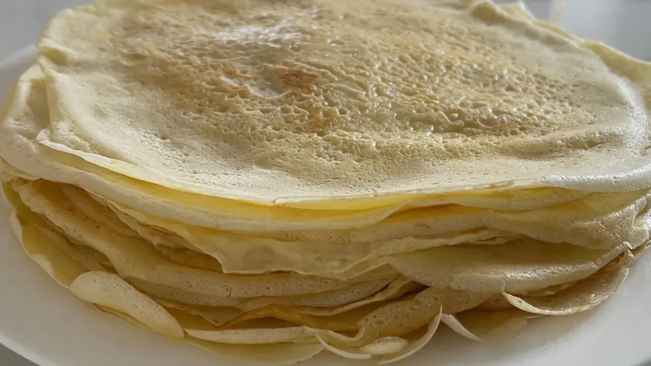 Ein Stapel goldbrauner Crêpes, perfekt für ein authentisches Crêpes Rezept.