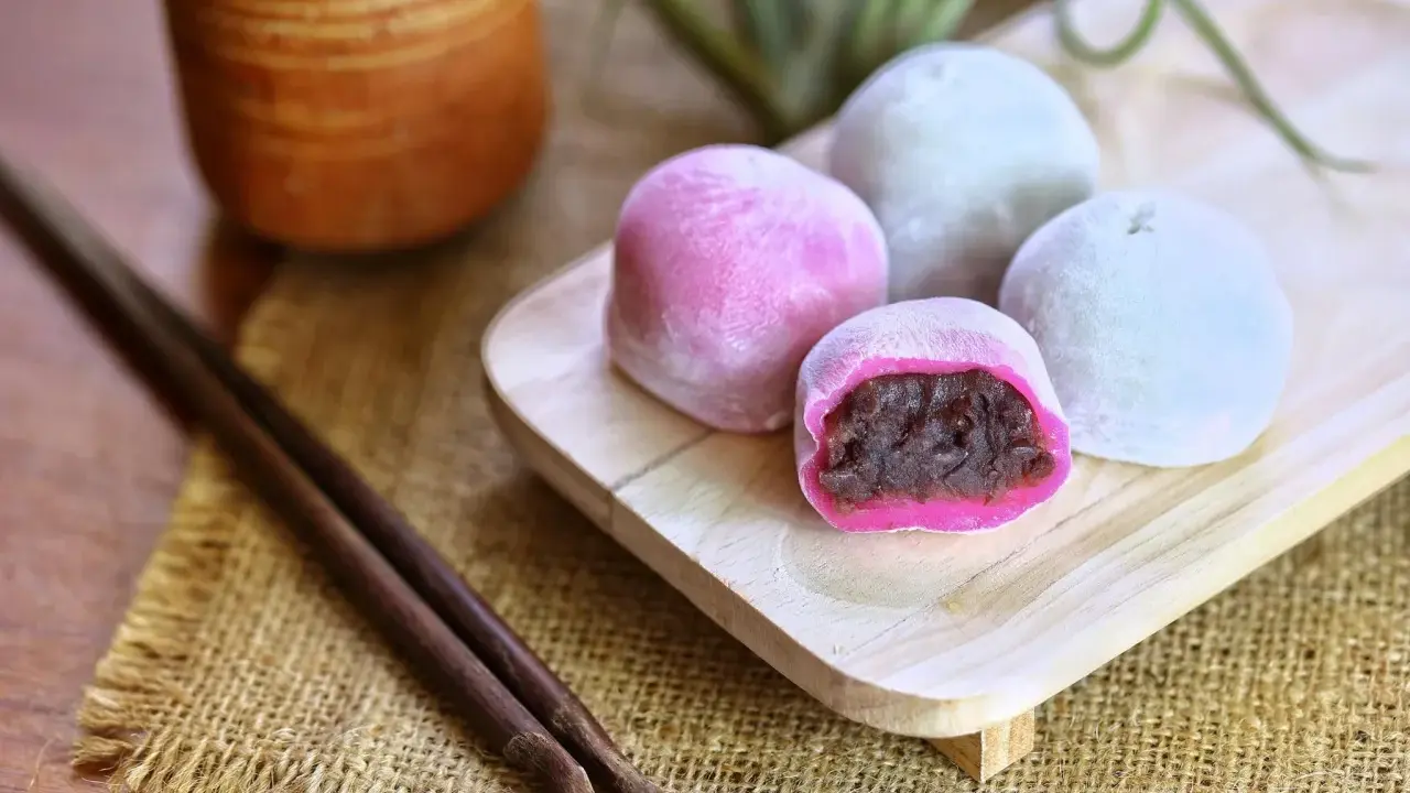 Bunte Mochi-Bällchen mit roter Bohnenpaste, perfekt für ein einfaches Mochi Rezept.