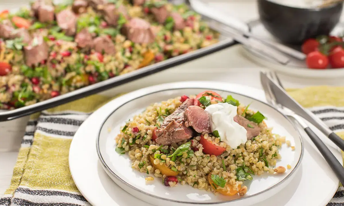 Ein herzhafter Bulgursalat mit Lammfleisch, Granatapfelkernen und Kräutern. Perfekt als Antwort auf die Frage: welcher Salat passt zu Lamm.