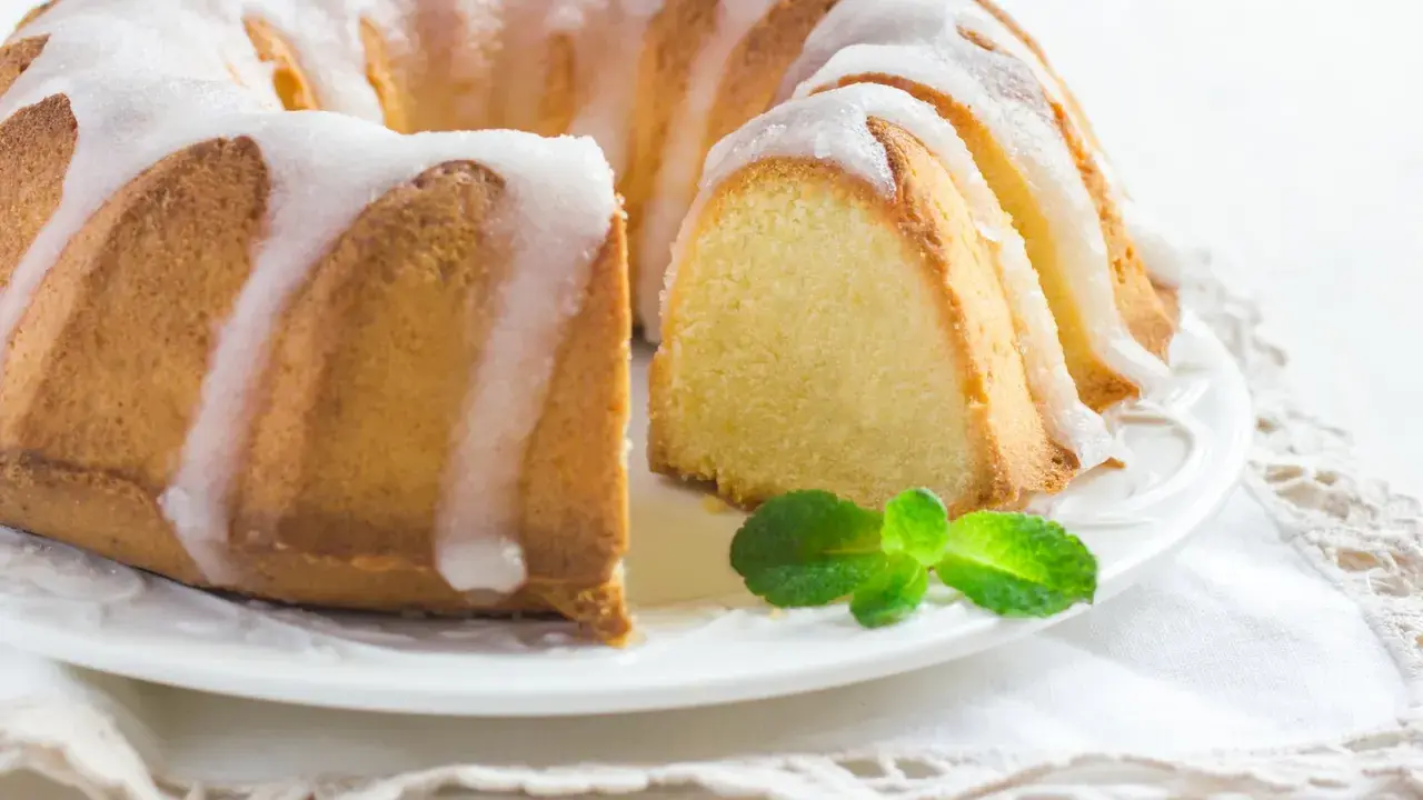 Ein saftiger Zitronenkuchen, einfach gebacken, mit Zuckerguss und Minze verziert. Perfekt für den Kaffeetisch.