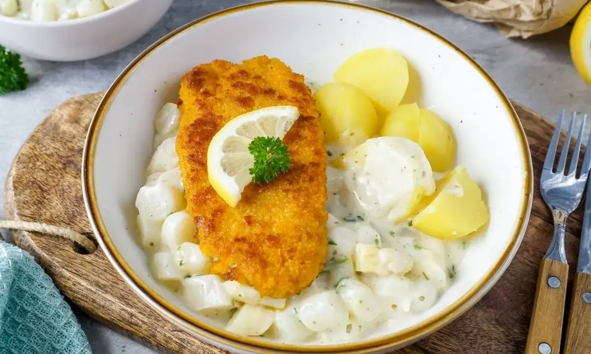 Knuspriges Schnitzel auf Spargelgemüse mit Salzkartoffeln. Ein leckeres Gericht für Spargel Rezepte Mittagessen.
