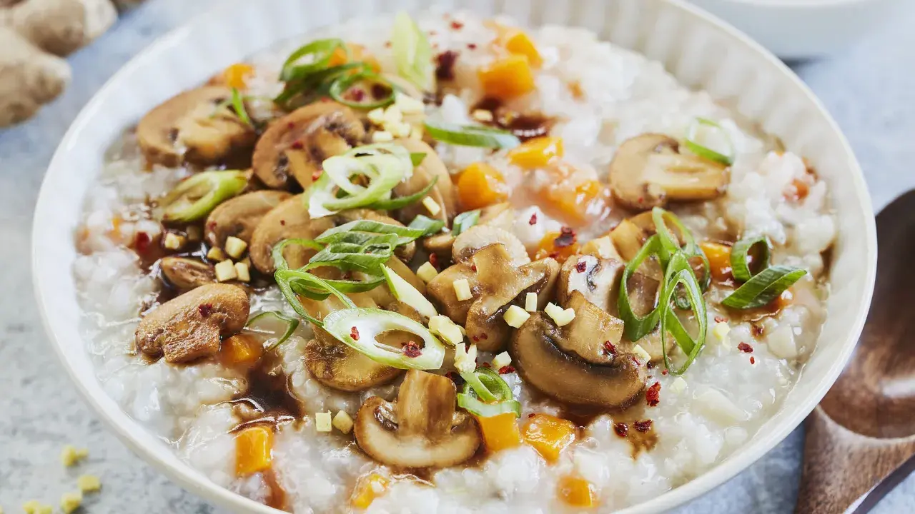 Herzhaftes Congee Rezept mit Pilzen, Karotten und Frühlingszwiebeln. Ein wärmendes Gericht, perfekt für kalte Tage.