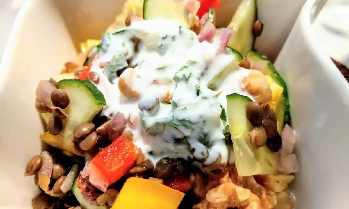 Erfrischender Linsensalat mit Minze, Gurke, Paprika und einem cremigen Joghurt-Dressing.