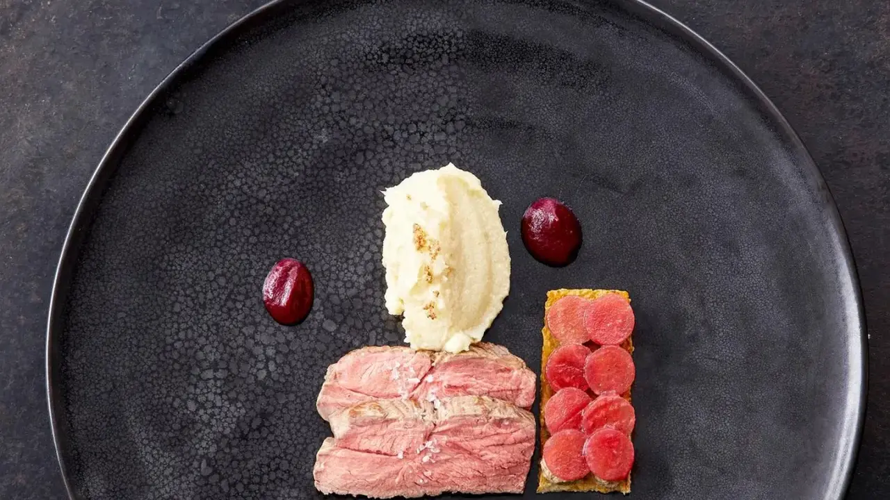 Ein edles Gericht: rosa gebratenes Fleisch mit Kartoffelpüree, Rote Bete-Püree und einem Ringelbete-Rezept-Akzent.
