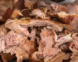 Saftiges, zartes pulled pork texas style, mit knusprigen Rändern und feinen Fasern. Ein Fest für Fleischliebhaber!