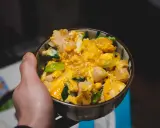 Schüssel mit Oyakodon, einem japanischen Gericht mit Huhn und Ei, perfekt für ein schnelles Oyakodon Rezept.