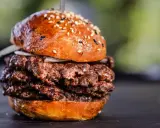 Saftige Smash Burger mit doppelt Fleisch und Sesambrötchen. So sehen die perfekten Smash Burger aus!