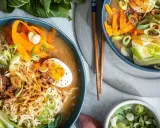 Zwei Schüsseln Miso Ramen mit Nudeln, Ei, Karotten, Pak Choi und Tofu. Ein leckeres miso ramen recipe.