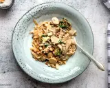 Herzhaftes Linsen Pilz Ragout mit Bandnudeln, garniert mit Parmesan. Ein Genuss für jeden Tag.