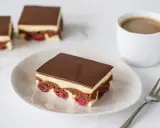 Schokoladenkuchen mit Kirschen und Vanillecreme, überzogen mit dunkler Schokolade. Ein köstliches Financier Rezept für Genießer.