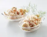 Zwei Schalen mit cremigem Krabbensalat, garniert mit Dill. Ein Fest für die Sinne, der beste Krabbensalat!