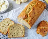 Goldbraunes Bananenbrot, frisch gebacken, mit geschnittenen Scheiben daneben. Ein gesundes Bananenbrot Rezept zum Genießen.