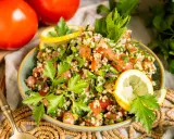 Frischer Tabbouleh Salat, ein authentisches Rezept, garniert mit Petersilie und Zitrone. Perfekt für ein leichtes Mittagessen.