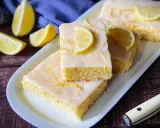 Fluffiger saftiger Zitronenkuchen mit Zuckerguss und Zitronenscheiben. Ein Genuss für jeden Kaffeetisch.