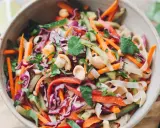 Bunter Reisnudelsalat mit Karotten, Rotkohl, Gurke und Erdnüssen. Ein frisches Rezept für heiße Tage.