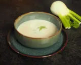 Cremige Fenchelsuppe, garniert mit Fenchelgrün. Ein köstliches Rezept für eine leichte und aromatische Fenchelsuppe.