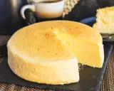 Fluffiger japanischer Käsekuchen, perfekt für Ihr nächstes japanisches Cheesecake-Rezept. Ein Stück ist bereits angeschnitten.