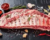 Rohe Spareribs, welches Fleisch für ein BBQ? Gewürzt mit Pfeffer, Rosmarin, Knoblauch, Chili und Lorbeer. Dazu Paprikapulver und Ketchup.