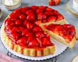 Ein saftiger Erdbeerkuchen mit viel frischen Früchten und Tortenguss. Perfekt für den schnellen Genuss, wenn der Heißhunger kommt.