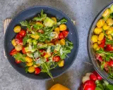 Knuspriger Gnocchi Salat aus dem Airfryer mit Tomaten, Gurken und Rucola, verfeinert mit einem cremigen Dressing.