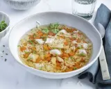 Eine wärmende Reissuppe mit Huhn, Karottenwürfeln und frischen Kräutern, perfekt für kalte Tage.