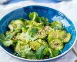 Erfrischender Gurkensalat asiatisch, garniert mit Koriander und Sesam. Perfekt als leichte Beilage.