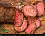 Saftiges Roastbeef, perfekt gegrillt und in Scheiben geschnitten, mit grobem Salz und Rosmarin. Ein tolles Roastbeef Rezept für Genießer.