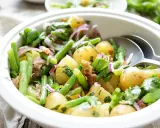 Kartoffelsalat mit grünen Bohnen, roten Zwiebeln und Kräutern. Perfekt als Beilage, was passt zu Bohnensalat?