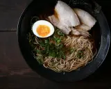 Schüssel mit Nudeln, Fleisch, Ei und Frühlingszwiebeln. Ein authentisches Ramen Rezept Original.