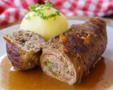 Zwei Rinderrouladen mit Kartoffelklößen und Soße. Was sind Rouladen? Gefüllte Fleischröllchen, ein Klassiker der deutschen Küche.