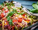 Bunter, frischer Thai Salat mit viel Gemüse, Kräutern und Nüssen. Ein Genuss für Augen und Gaumen.
