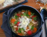 Herzhafte toskanische Bohnensuppe mit viel Gemüse, Kräutern und Parmesan.